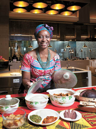 Chisanga Kapumpa, wife of the Zambian ambassador to Korea, serves a Zambian full-course meal consisting of chibwabwa, a good leafy side dish to the staple nshima. [PARK SANG-MOON] 