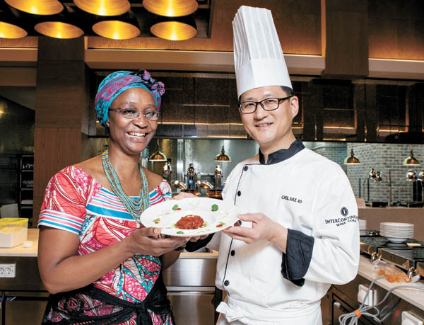 Chef Choi Dae-ro and Kapumpa pose with a dish of sogeum yukhoe. [PARK SANG-MOON] 