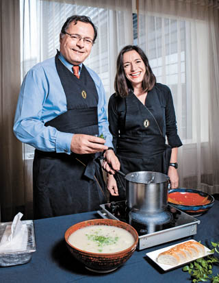British Ambassador Charles Hay, left, and his wife, Pascale Sutherland, serve up freshly made cullen skink at the Grand InterContinental Seoul Parnas in southern Seoul. [PARK SANG-MOON] 