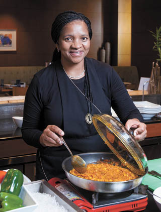 South African Ambassador Nozuko Gloria Bam cooks chakalaka at the InterContinental Seoul COEX in southern Seoul. [PARK SANG-MOON] 