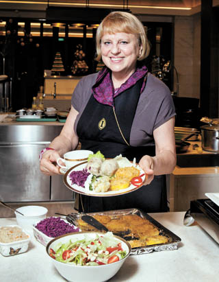 Zofia Majka, wife of the Polish ambassador to Korea, serves a traditional home meal consisting of zrazy at the Grand InterContinental Seoul Parnas in southern Seoul. [PARK SANG-MOON] 