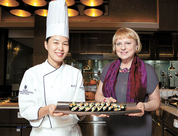 Chef Kang Yeon-sook, left, and Majka display a plate of tofu gimbap.[PARK SANG-MOON] 