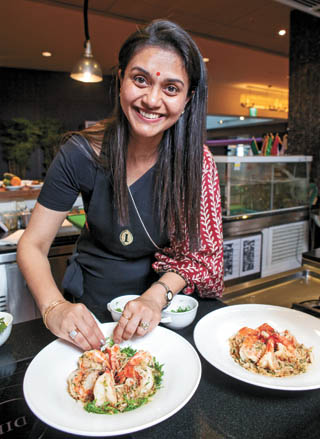 Sangeeta Doraiswami, the wife of Indian Ambassador to Korea Vikram Doraiswami, arranges freshly made deveined prawns at the InterContinental Seoul COEX in southern Seoul. [PARK SANG-MOON] 