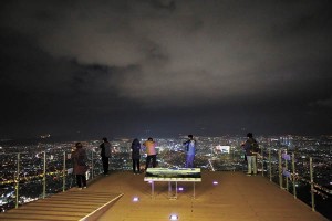 Visitors to Apsan Observatory can get an unobstructed nighttime view of Daegu. [JEON EUN-SEON]