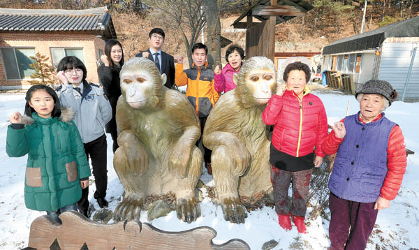 People of various ages who were born in the Year of Monkey gather around monkey statues in Wonhak-dong, Geochang County, South Gyeongsang. The village is dubbed Golden Monkey Village because of its local legend. [SONG BONG-GEUN] 