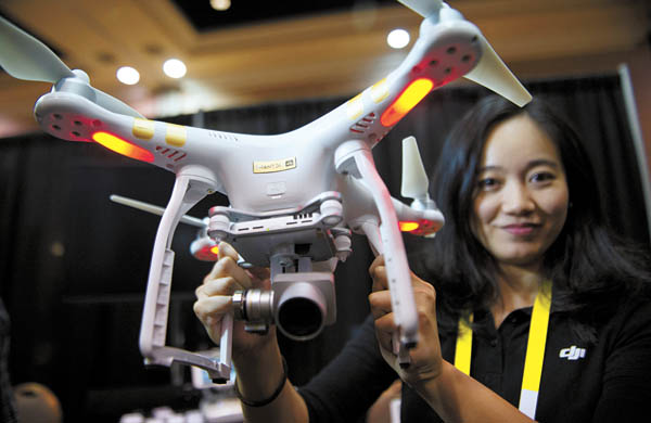A company official displays DJI’s Phantom 3 4K drone helicopter. [NEWSIS] 