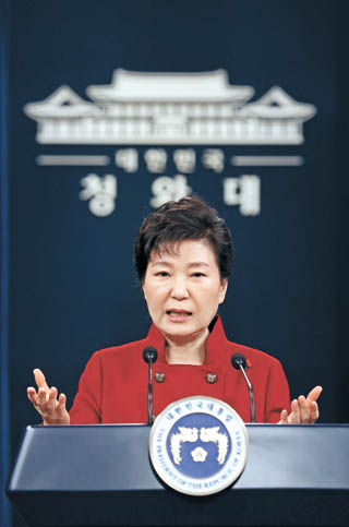 President Park Geun-hye addresses the nation in a live, 100-minute media conference Wednesday morning in the Blue House, concentrating on North Korea’s fourth nuclear test and the passage of economic and labor market reform bills. [JOINT PRESS CORPS] 