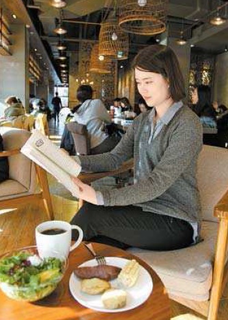 A customer reads a book at a Starbucks branch in Jongno District, central Seoul. [STARBUCKS KOREA] 