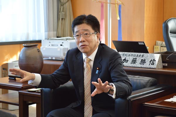 Katsunobu Kato, a new ministerial post in charge of building a “society in which all 100 million people can be active,” talks to the JoongAng Ilbo about his mission to raise the fertility rate to 1.8. [OH YOUNG-HWAN] 