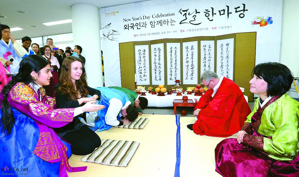 People practice their sebae during the “New Year’s Day Celebration” at the Seoul Global Center on January 28. Provided by Jeon Han / Korea.net