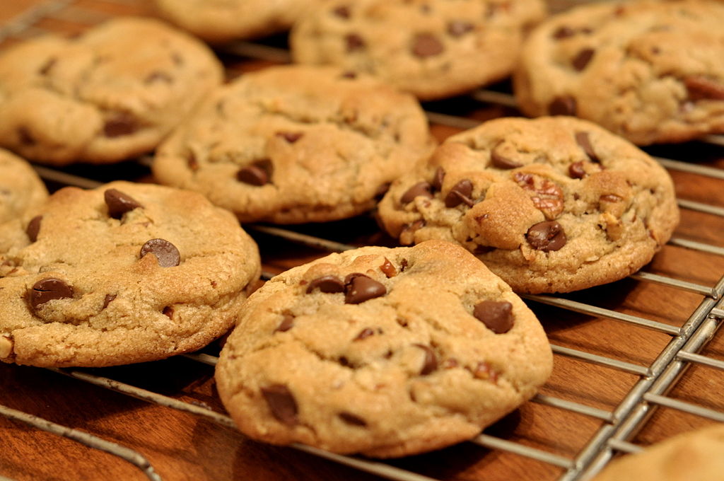 1024px-Chocolate_Chip_Cookies_-_kimberlykv