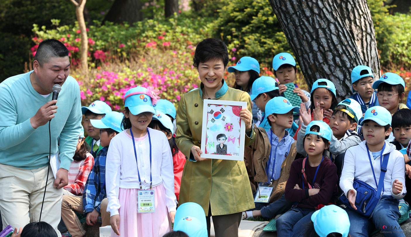 President Park with children to celebrate Children's Day