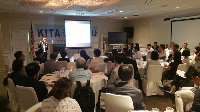 Lawyer Jin-jeong Kim is introducing a sexual harassment case at the labor law seminar held by the Korean Investors and Traders Association on Thursday.