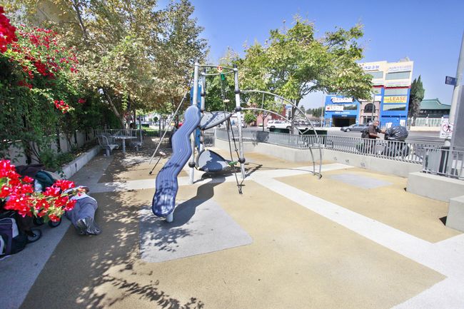 Pocket park on Olympic Boulevard and Wilton Place, proverbially known as a place that is the “size of one’s palm,” is often left empty. Sang Jin Kim