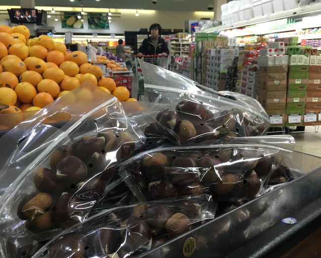 Newly arrived fresh fruits are now on display at markets in Koreatown, as harvesting has begun in time for the start of fall. Following fresh dates, which became available last month, California’s newly harvested chestnuts are now in stock. However, prices are relatively high and quantity remains small at the moment. “Korean-born chestnuts will only be available after Chuseok,” said Galleria Market manager Seung-ryul Lee. The photo above shows newly harvested chestnuts on display. Jae Hee Lee