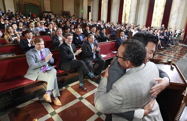 Los Angeles City Councilman David Ryu and Council President Herb Wesson embrace each other at the Meet the City event held last Wednesday. Sang Jin Kim