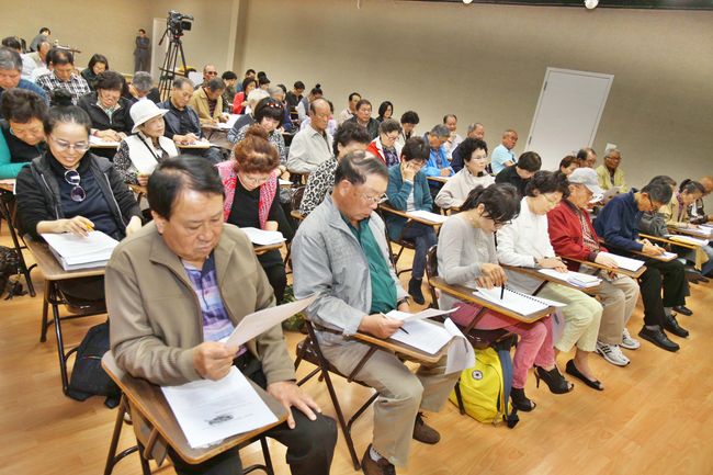 Korean seniors are facing difficulties amid recent changes to the application and testing processes to obtain the U.S. citizenship. Attendees at the JoongAng education culture center are learning about the changes at a recent U.S. citizenship introductory session. Sang Jin Kim