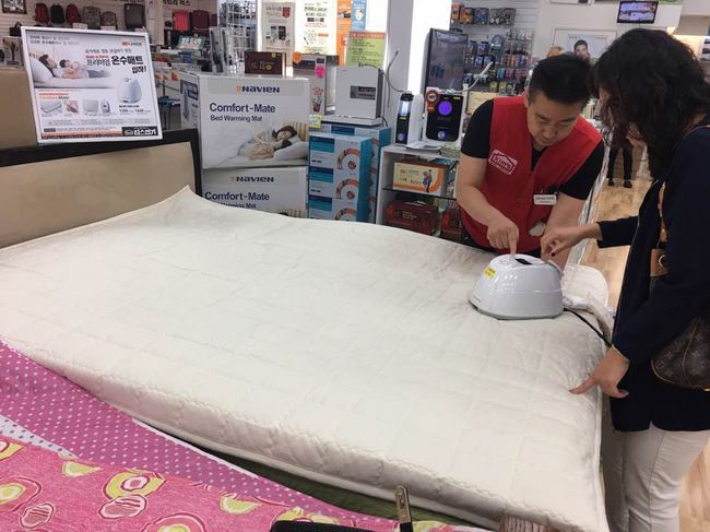 More Korean consumers are looking for pads to keep themselves warm as the winter nears. Customers at Kim’s Home Center are shopping for the warm water pads.