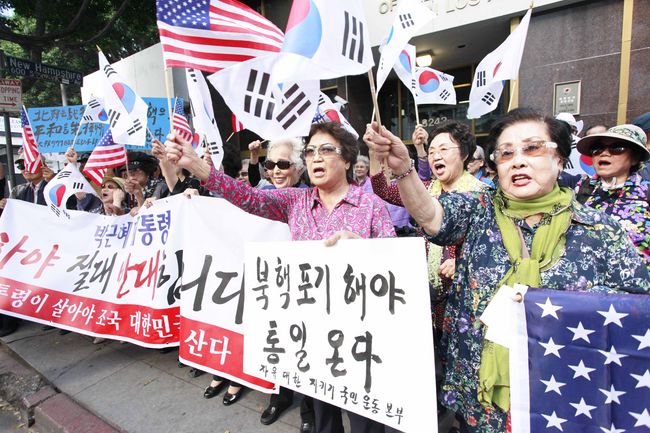 Around 30 Korean seniors gathered in front of the consulate office in L.A. on Nov. 4 to rally behind South Korean President Park Geun-hye amid the political scandal. Some of their chants included, “Shoot pro-North Korean commies!” “Let’s help President Park get married!” and “Moon Jae-in must resign!” while waving the South Korean flag. Sang Jin Kim 