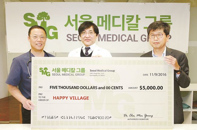 SMG chairman Min-young Cha (in the center) is announcing a donation of $5,000 to the Korea Daily president Kwang-ho Lim last Friday. Sang Jin Kim