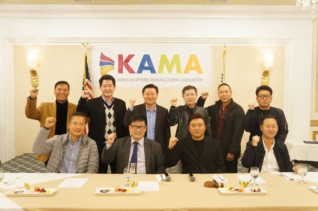 KAMA held its first board meeting of the year on Jan. 11 at Oxford Palace Hotel. KAMA chairman Young-ki Chang (left from the middle of the front row) and director Young-joon Kim (to Chang’s right) are posing for a photo with the members.