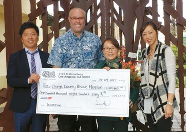 From left to right: Michael Kim (Sales Manager of JJ Apparel), Jim Palmer (Director of OC Rescue Mission), Sunny Jeon (CEO of JJ Apparel), Anna Song (Director of Village of Hope). [Photographed by Sang-hwan Lim, Korea Daily LA] 