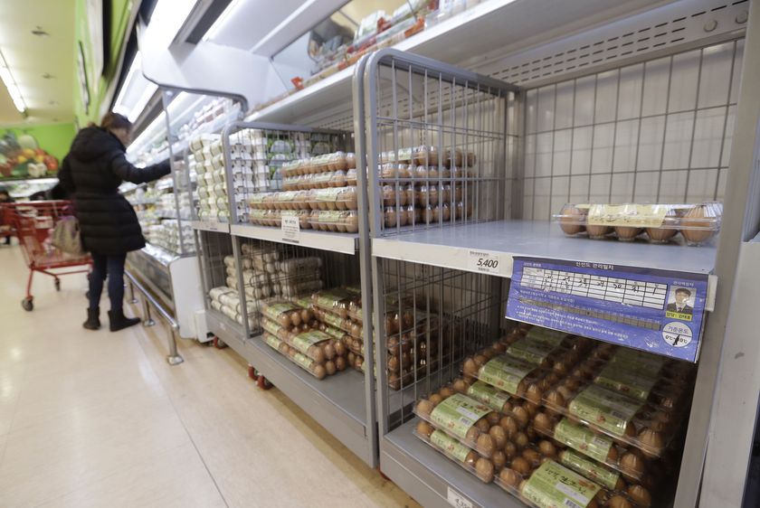 Eggs at a store in Seoul on Dec. 28, 2016. [Photographer: Ahn Young-joon/AP Photo]