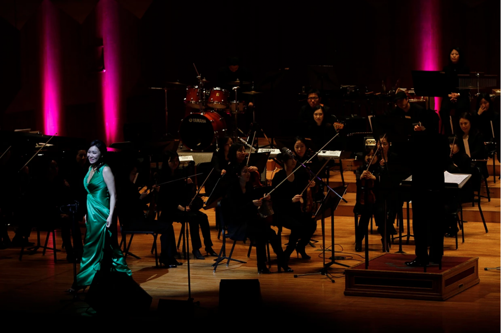 Rose Jang performing on the stage. [Photo courtesy of RoseJang.com]
