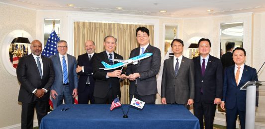 Government and corporate representatives from both countries pose for a commemorative photo at the "Signing Ceremony for Strengthening Cooperation between Korean Air, Boeing, and GE" held in Washington D.C. on March 21 (local time). Pictured are Ahn Duk-geun, Minister of Trade, Industry and Energy (third from right), Cho Won-tae, Chairman of Hanjin Group (fourth from right), Gina Raimondo, U.S. Secretary of Commerce (third from left), Kelly Ortberg, CEO of Boeing (fourth from left), and Russell Stokes, President and CEO of GE Aerospace's Commercial Engines & Services division (first from left). [Photo provided by Korean Air]