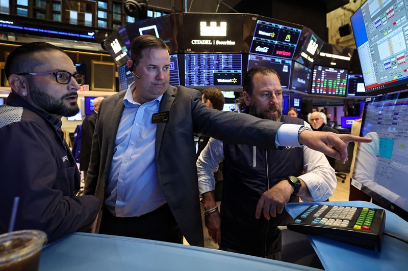 Traders work on the floor at the New York Stock Exchange (NYSE) in New York City, U.S., May 14, 2025. REUTERS/Brendan McDermid/2025-05-15 00:18:37/