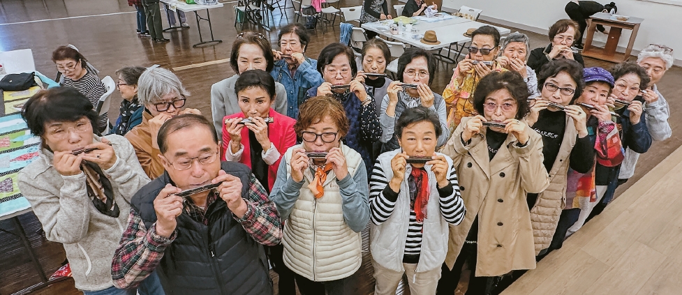 Korean American harmonica group LA Kings rehearsal at LA Korean Town Senior Center