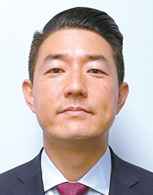 Paul Seo Assembly run candid headshot