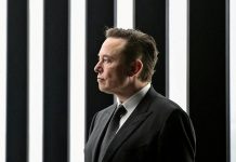 Samsung lags behind TSMC in chips. So why is Musk making a $16.5B bet on it? FILE PHOTO: Elon Musk attends the opening ceremony of the new Tesla Gigafactory for electric cars in Gruenheide, Germany, March 22, 2022. Patrick Pleul/Pool via REUTERS/File Photo/File Photo/2025-10-02 06:09:03/