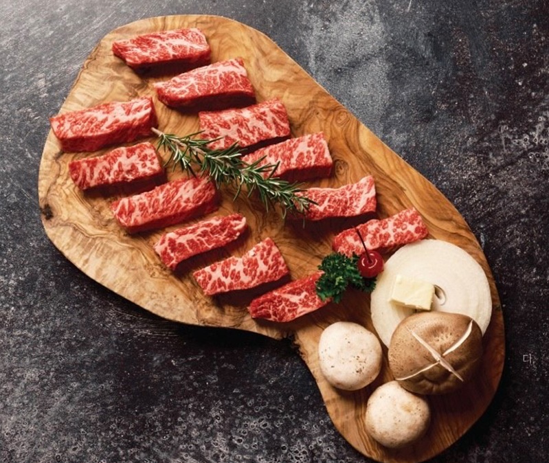 Chosun Galbee uses Excel Prime–grade beef, offering rich flavor and maximum juiciness.