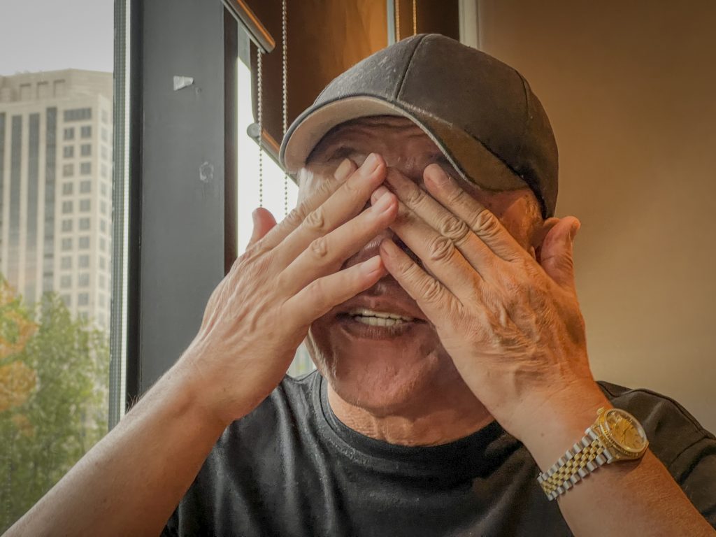 Park Sae-jun wipes tears while talking about his children in the U.S.